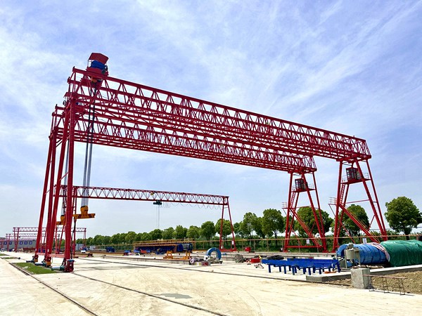 <b>100吨龙门吊在铁路与公路货运领域的应用</b>
